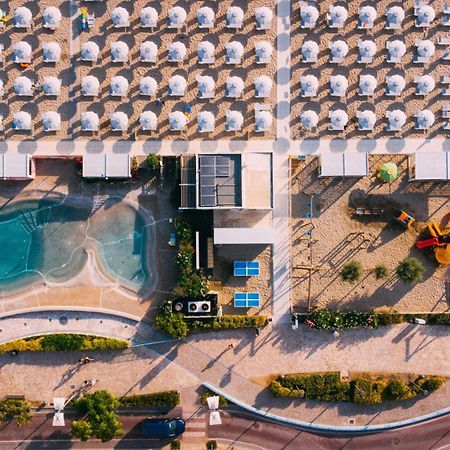 Hotel International Direttamente Sulla Sabbia 米萨诺阿德里亚蒂科 外观 照片